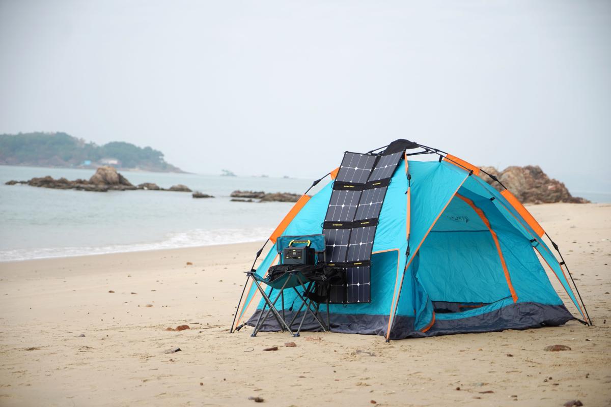 Camping sur la plage avec panneau solaire Nitecore